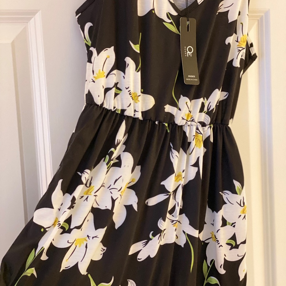 V-Neck Sleeveless Black Floral Dress with Ruffle Hem - Picture 10 of 12